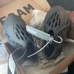 Yeezy foam runner black brand new size infant 4 never worn